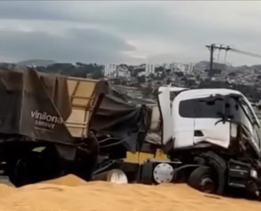 Caminhoneiro não conseguiu desviar de acidente e acabou provocando outro no anel rodoviário de Belo Horizonte