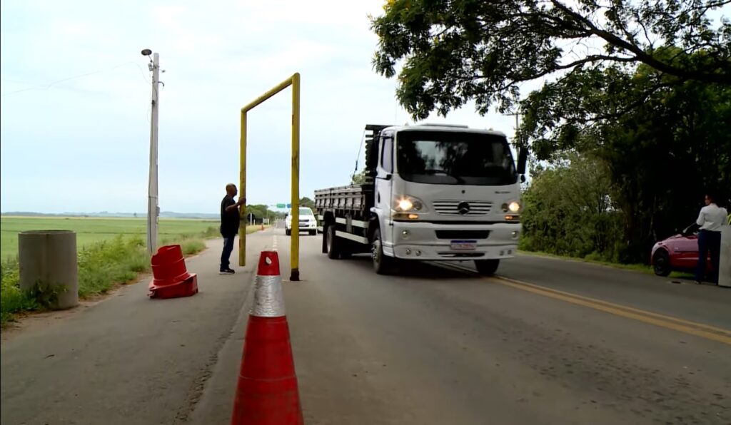 Caminhoneiros denunciam DNIT por liberar caminhões por modelo e não por peso na ponte do Fandango