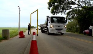Caminhoneiros denunciam DNIT por liberar caminhões por modelo e não por peso na ponte do Fandango