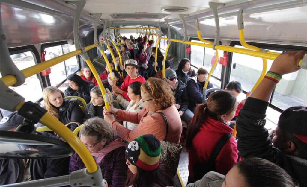 Deputados querem obrigar ônibus urbanos a trafegarem apenas com todos os passageiros utilizando cinto de segurança