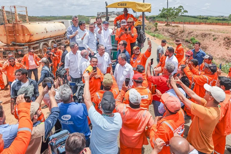 Operarios e Presidente Lula na BR-101