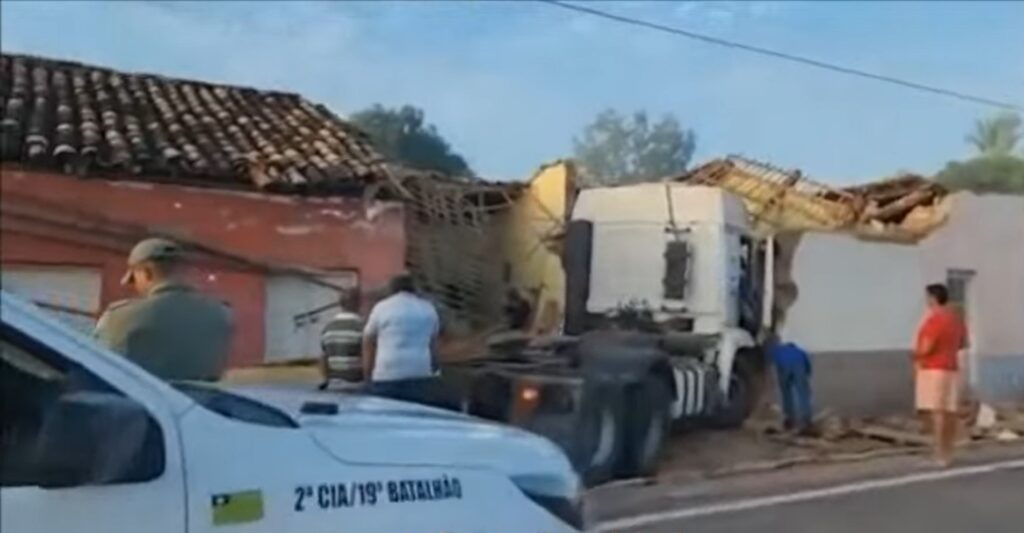 Mecânico vai testar caminhão sem freio e acaba batendo em casa