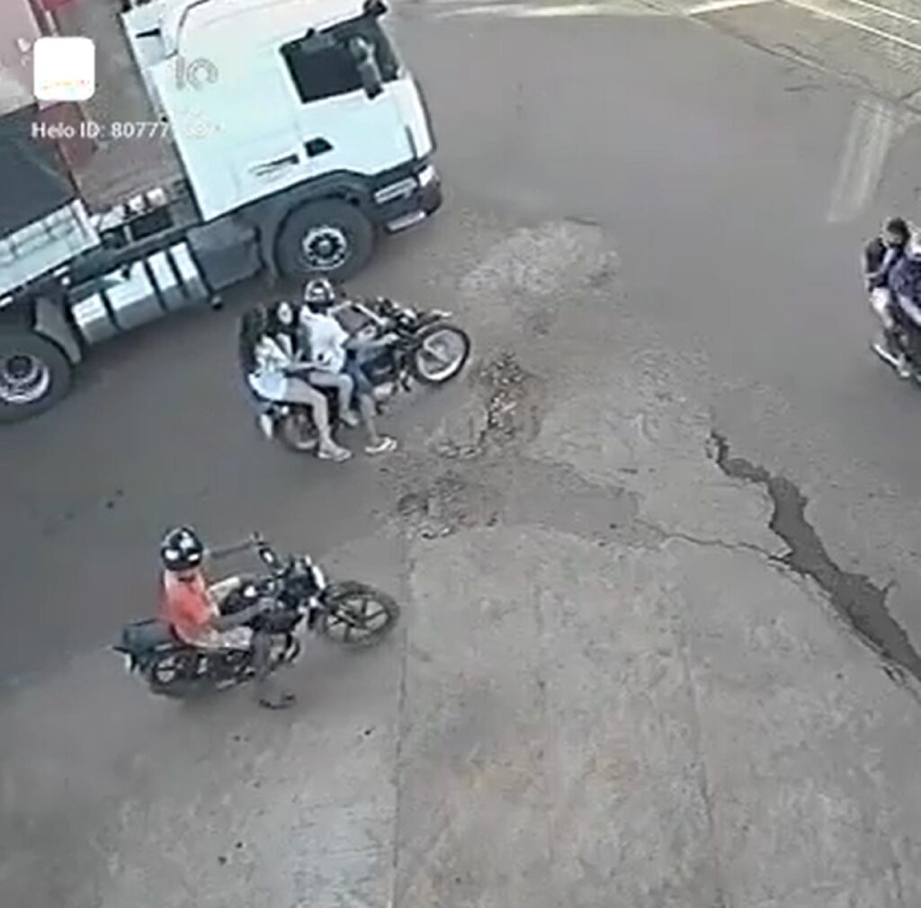 Motociclista no ponto cego de caminhão acaba parando embaixo do veículo