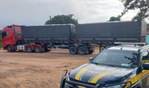 Motorista de carreta foge de fiscalização e a PRF descobre irregularidades no transporte da carga