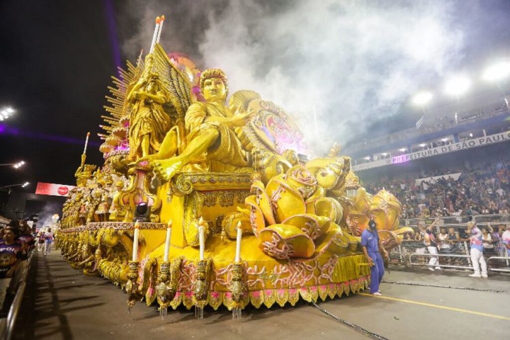 O carnaval já homenageou a categoria caminhoneira em desfiles nos sambódromos