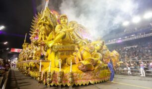 O carnaval já homenageou a categoria caminhoneira em desfiles nos sambódromos