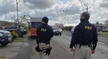 PRF multa dois motoristas de caminhão por dirigirem ameaçando outros veículos na BR -101