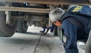 PRF faz fiscalização no sistema de freio dos caminhões