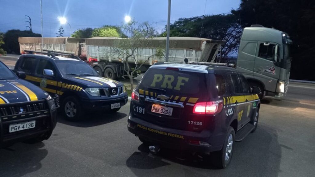 PRF fecha o cerco contra veículos com excesso de peso em Pernambuco