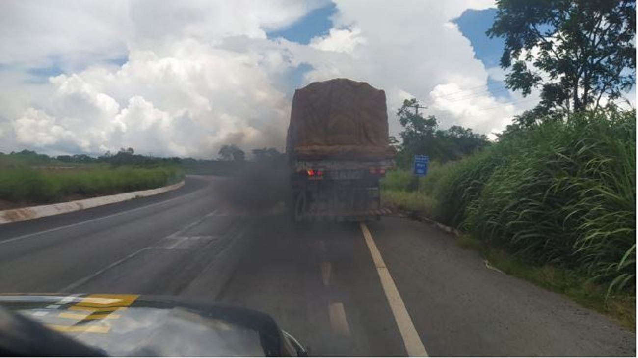 PRF flagra excesso de poluição em caminhão e caminhoneiro é autuado por crime ambiental