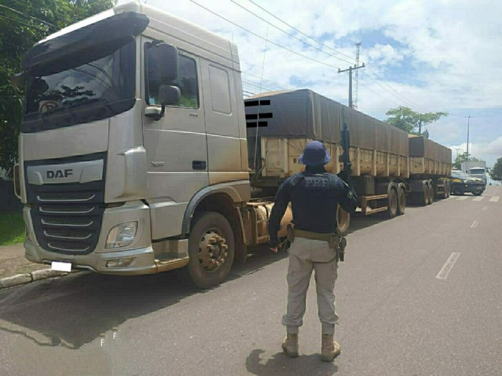 Polícia Rodoviária federal apreende caminhão cometendo crime de usurpação de bens da união