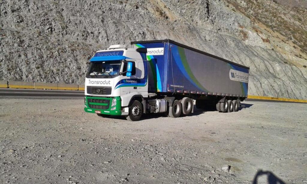 caminhão volvo da empresa transrodut