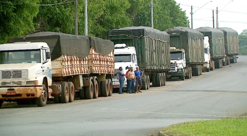 Tribunal Superior do Trabalho concede indenização para caminhoneiro obrigado a não trabalhar durante aviso prévio