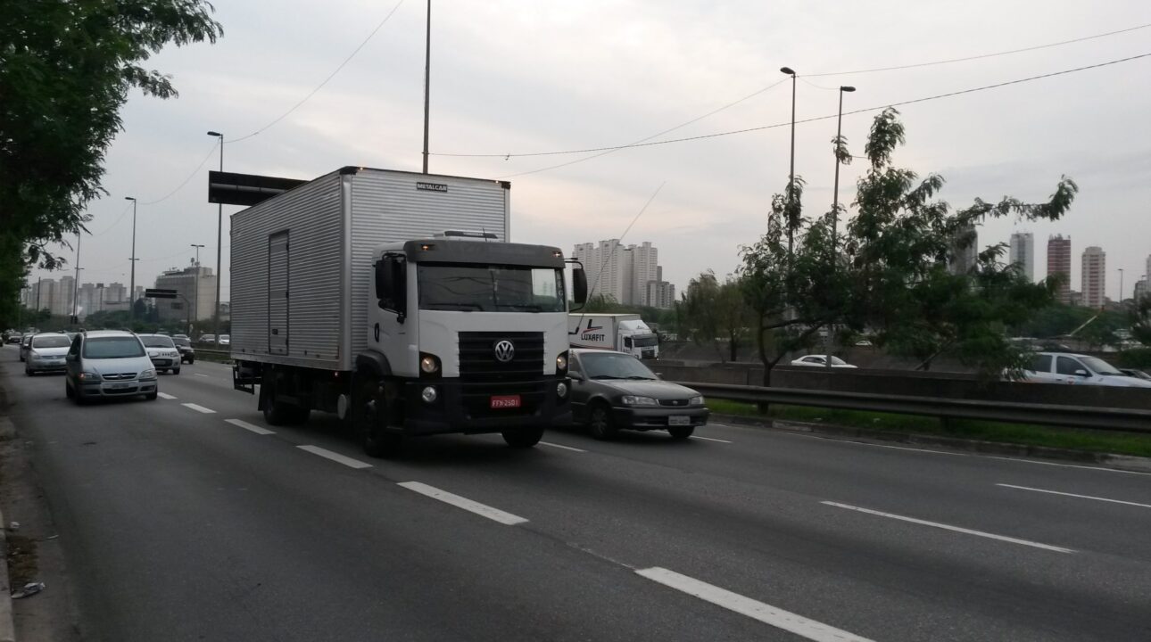 Diversos caminhoneiros são multados circulando na Marginal Tietê em horário proibido