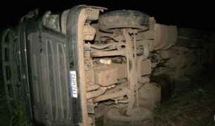 Áudio revela que caminhoneiro tombou carreta após evitar colisão com caminhão