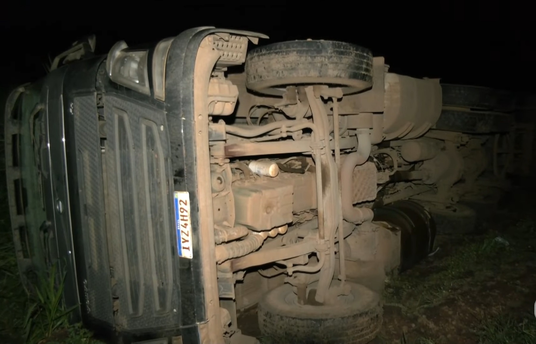 Áudio revela que caminhoneiro tombou carreta após evitar colisão com caminhão