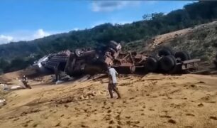 Caminhão tomba em cima de outro, já tombado, na curva Barra da Volta, Piauí