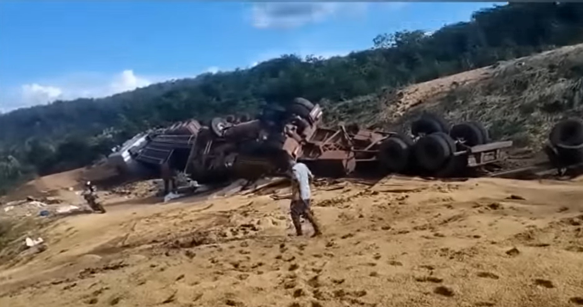 Caminhão tomba em cima de outro, já tombado, na curva Barra da Volta, Piauí