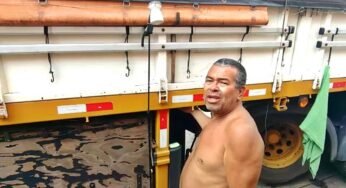 Caminhoneiro improvisa chuveiro no caminhão para tomar banho durante suas viagens na estrada.