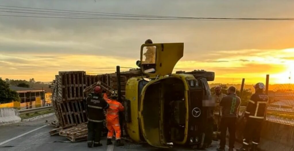 Caminhão atinge a traseira de outro que estava parado na pista e uma pessoa morre, em MG