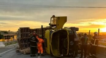 Caminhão atinge a traseira de outro que estava parado na pista e uma pessoa morre, em MG