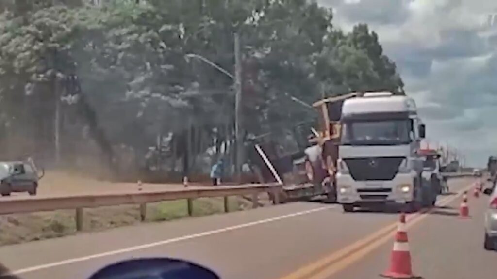 Carreta fica presa em uma vala após manobra errada