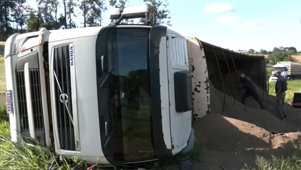 Caminhoneiro, herói, tomba carreta para evitar acidente com carro