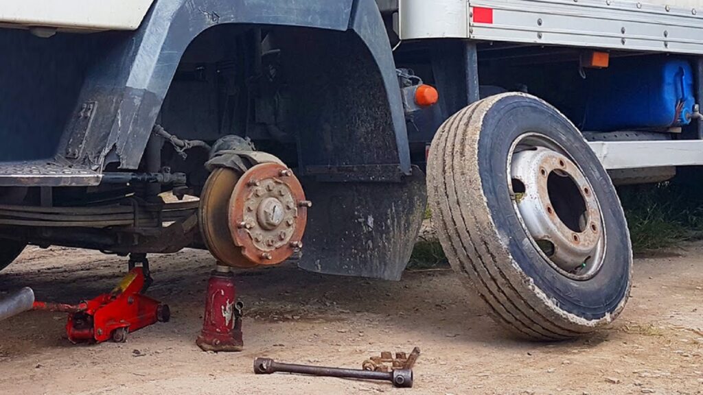 Caminhoneiro tem caminhão roubado durante troca de pneu na MT — 249