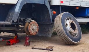 Caminhoneiro tem caminhão roubado durante troca de pneu na MT — 249