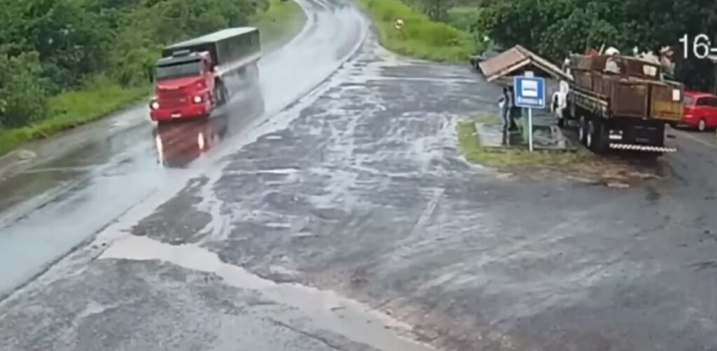 Carreta desgovernada colide com carro de passeio