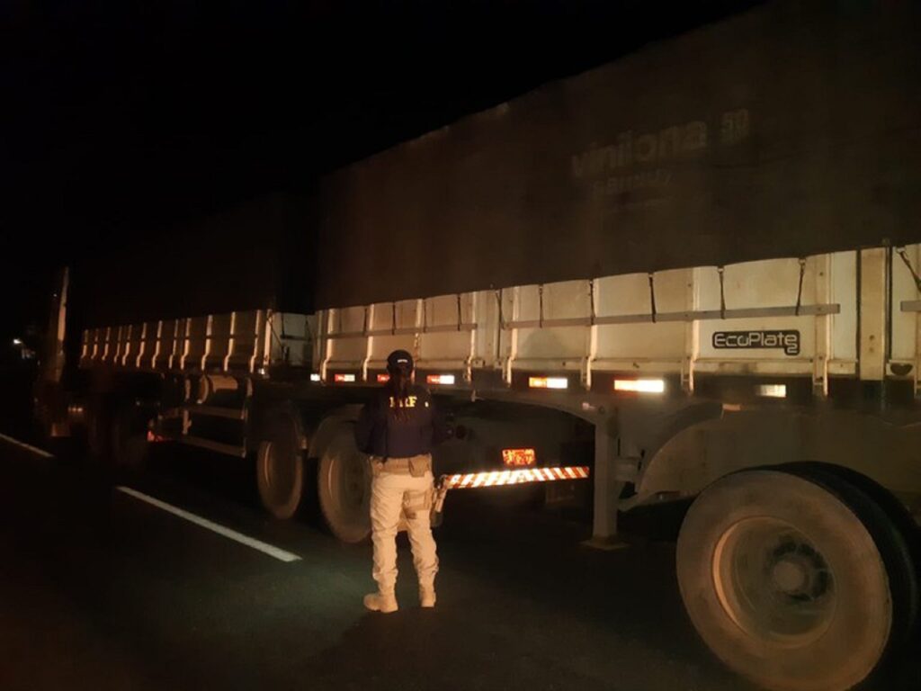 Carreta que transportava milho pela BR -101 é apreendida pela PRF com 15 toneladas de excesso de peso