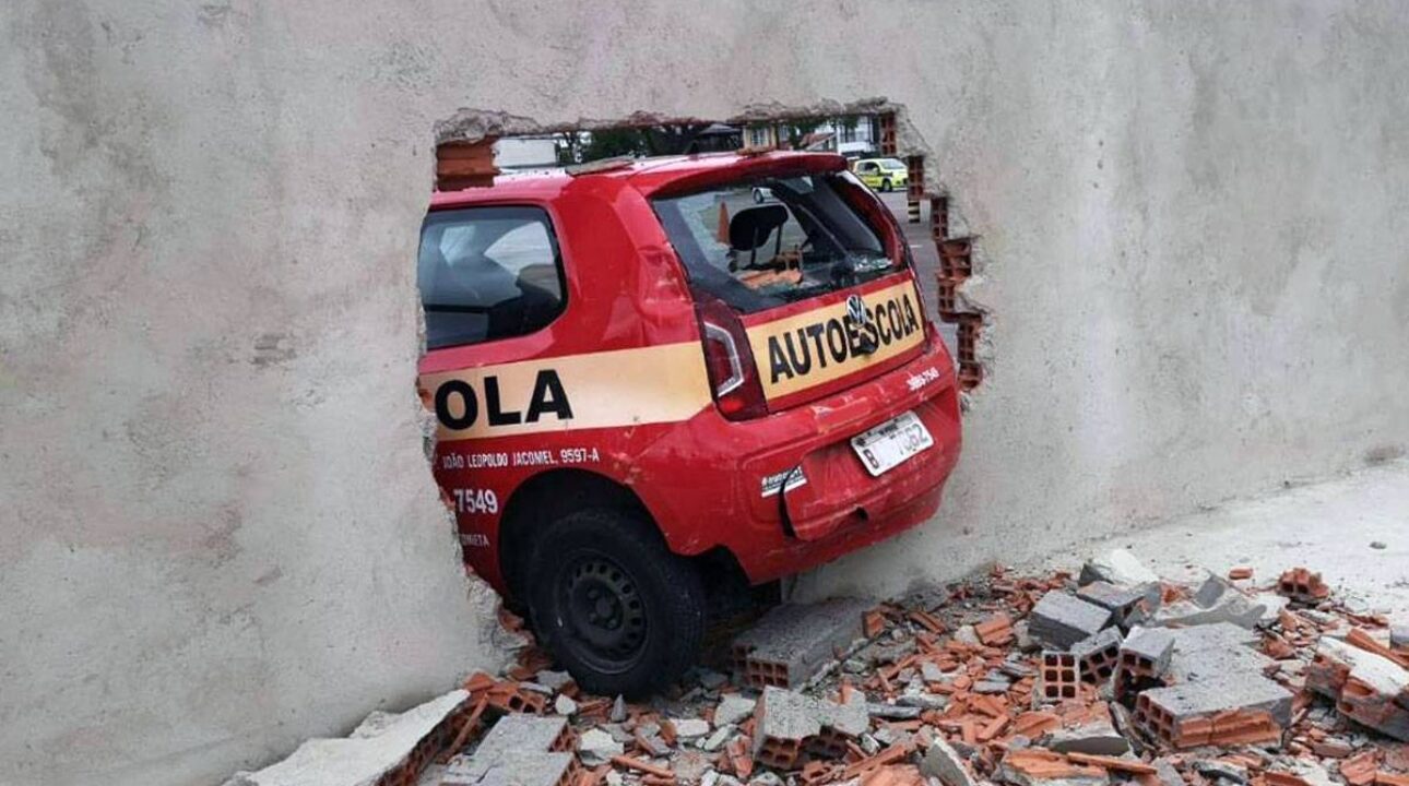 Bati o carro da auto escola, quem paga o prejuizo?