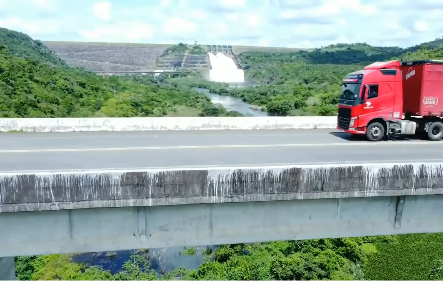 Conheça a ponte da represa na Pedra do Cavalo, na BR-101 / Bahia