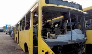 Conheça o maior desmanche de ônibus do Brasil
