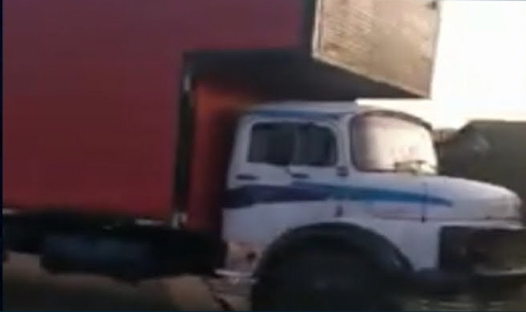 Desgovernado caminhão atinge duas casa e bate em diversos carros