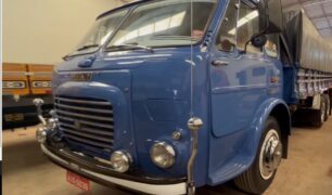 Empresa de transporte mostra coleção de caminhões antigos