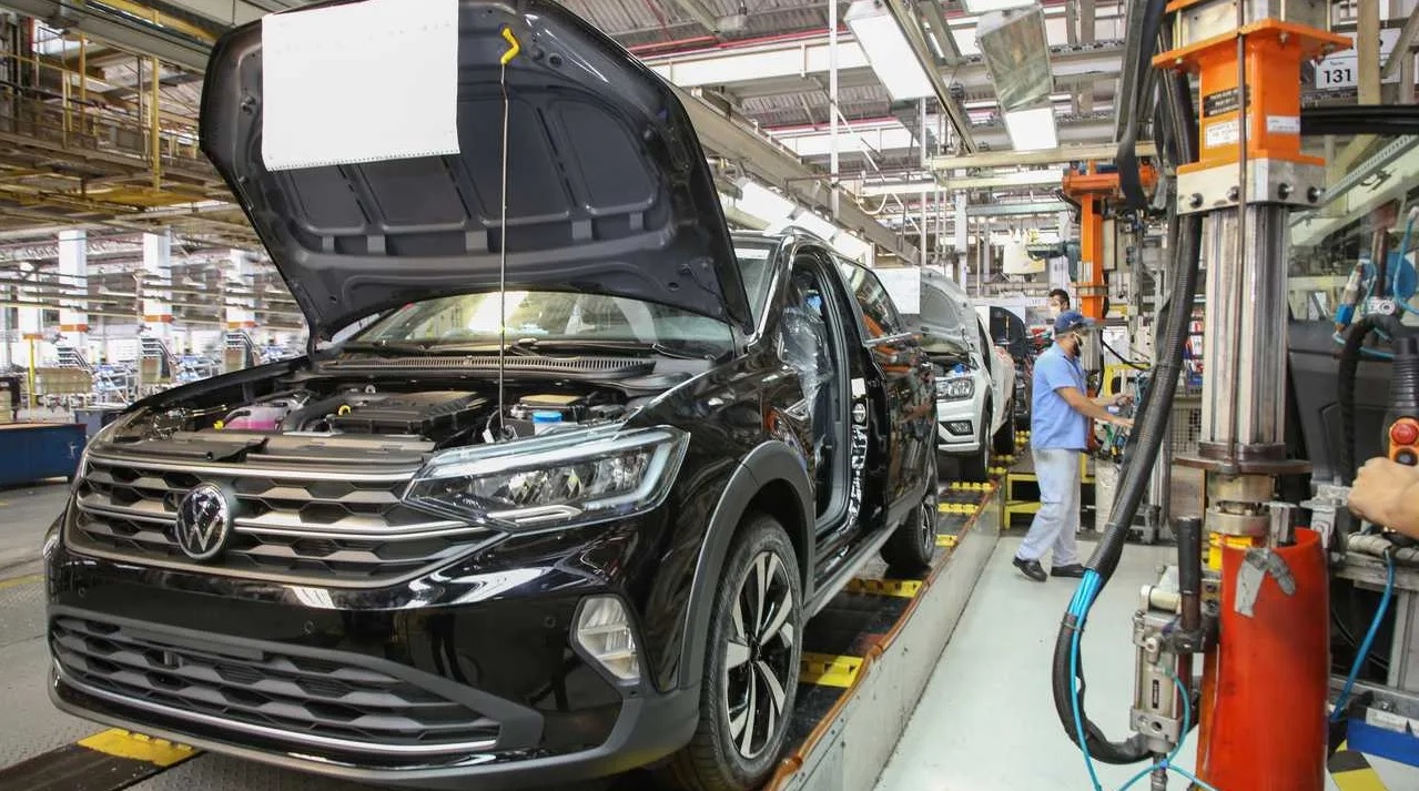Fábricas parando e turnos sendo encerrados: o que está acontecendo com a indústria automotiva no Brasil?