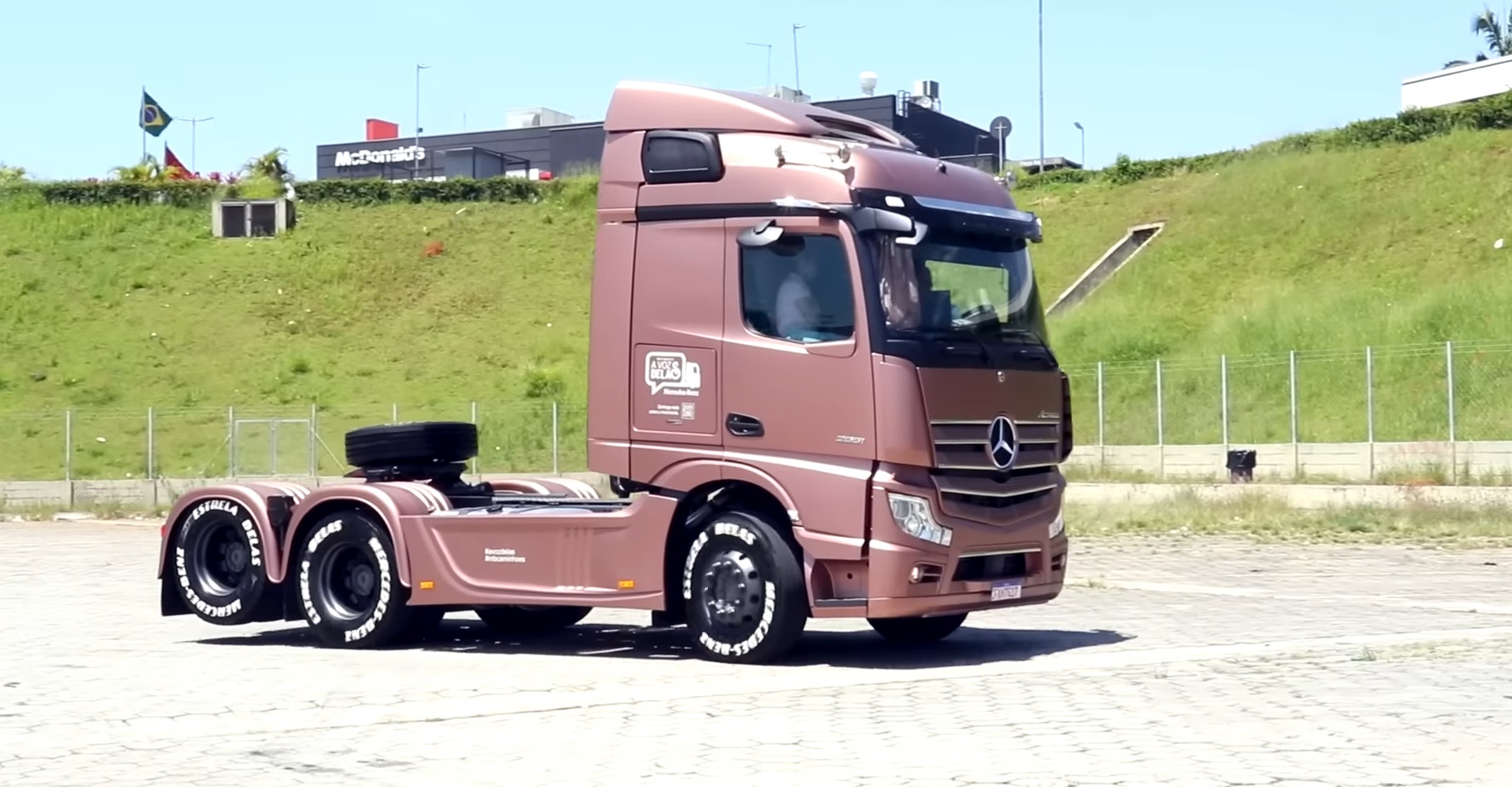 Mercedes Benz realiza sonho das caminhoneiras fabricando caminhão com cozinha, banheiro e camarim
