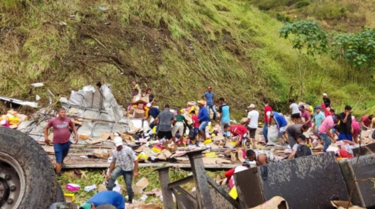 Video: Populares saqueiam caminhão enquanto o motorista morre na cabine