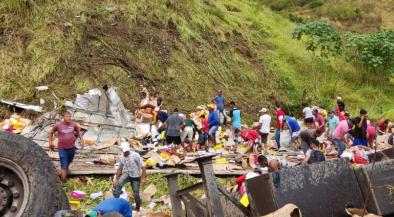 Video: Populares saqueiam caminhão enquanto o motorista morre na cabine