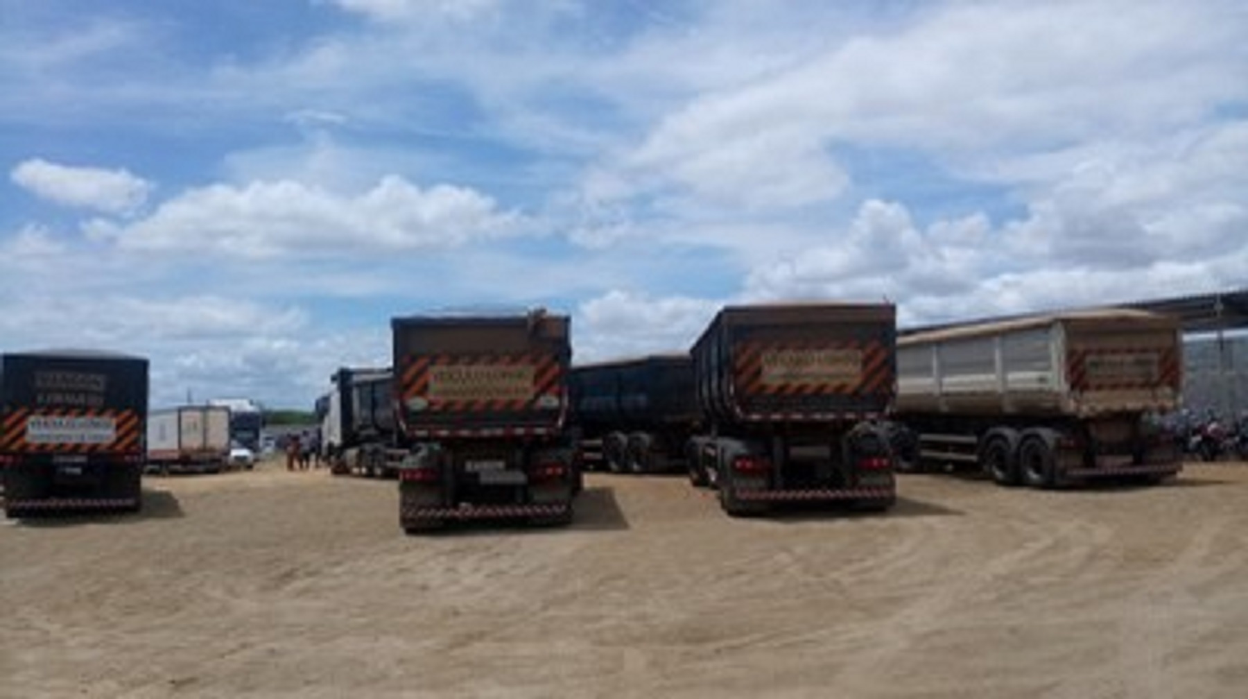 PRF flagra 4 caminhões que somaram 86 toneladas de carga excedente durante fiscalização em Petrolina