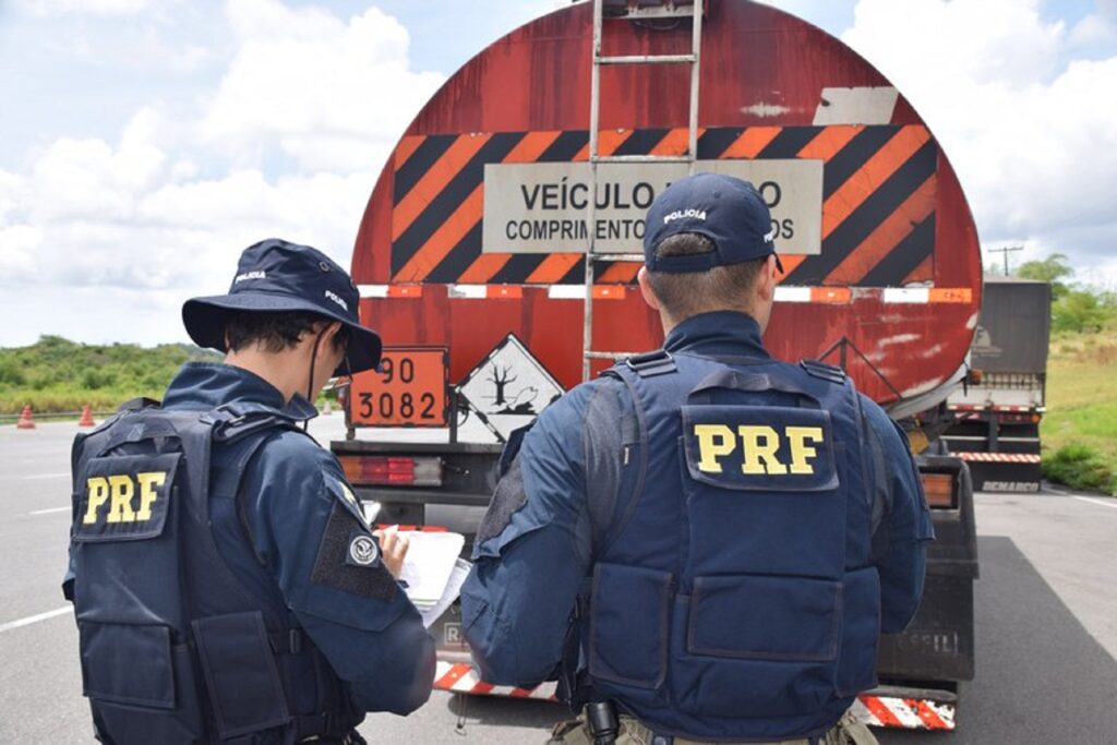 PRF intensifica a fiscalização no transporte de produtos perigosos na Bahia