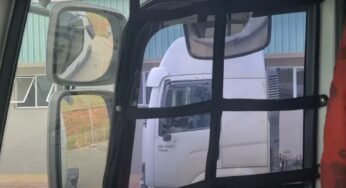 Saiba o porquê algumas empresas instalam telas nas janelas dos caminhões.