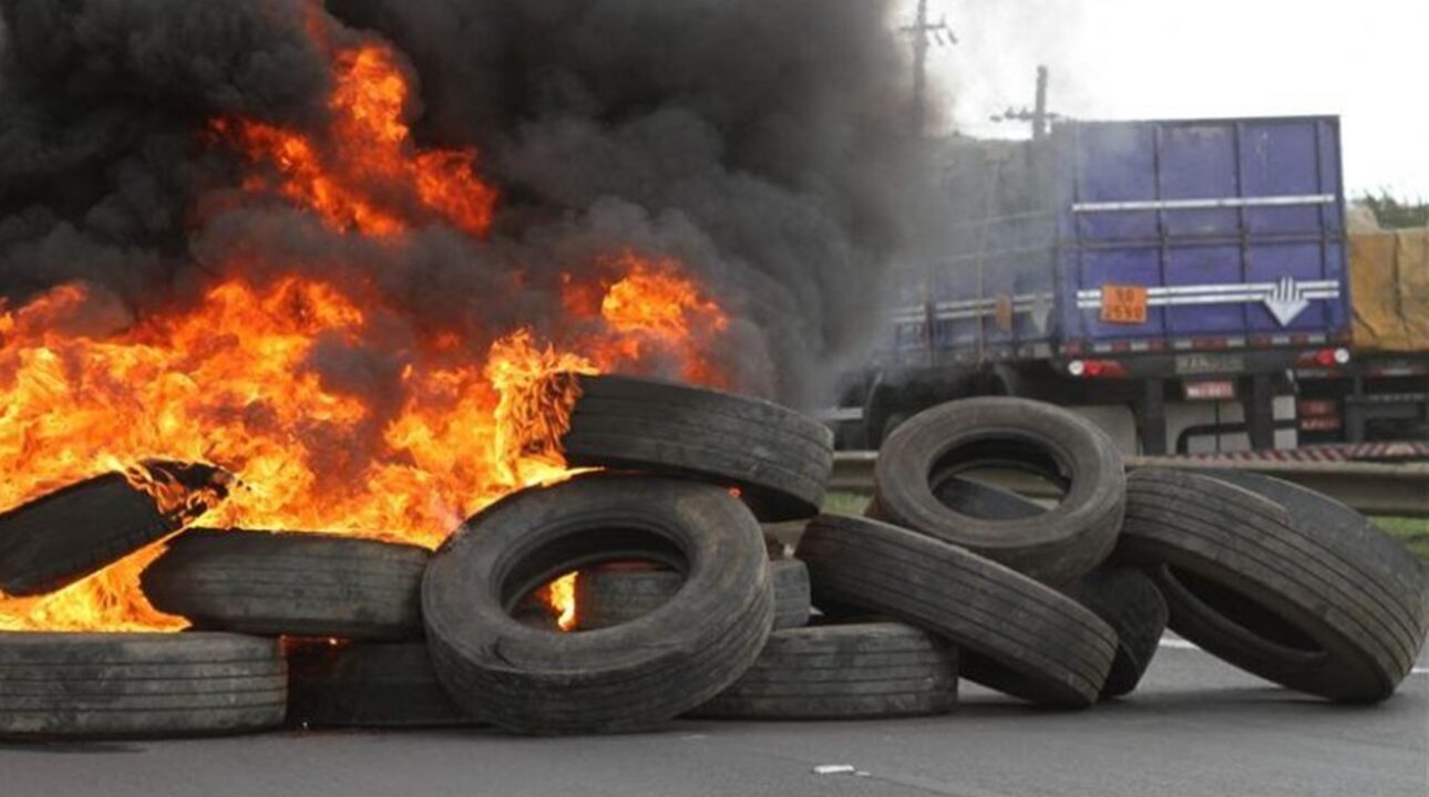 Caminhoneiro é condenado a 5 anos por queimar pneus em protestos