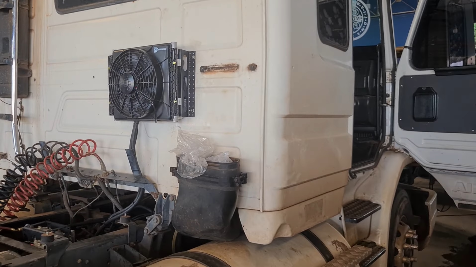 Veja como ficou a adaptação de um ar-condicionado elétrico no Scania 113H