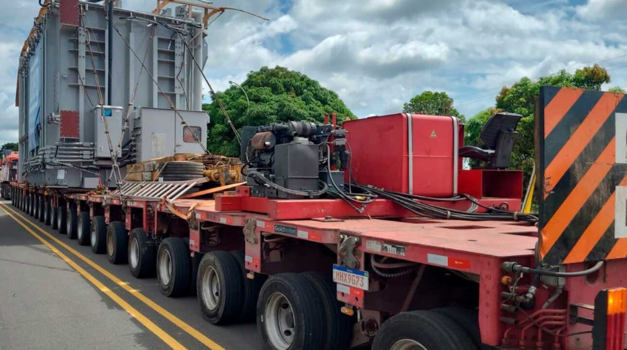 Carreta com inúmeras rodas é apreendida carregando transformador