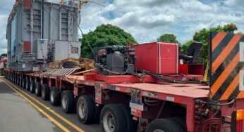 Carreta com inúmeras rodas é apreendida carregando transformador
