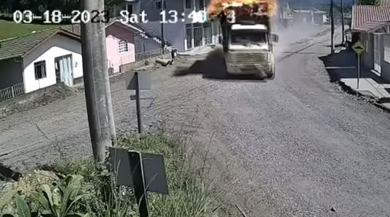 Impressionante: Câmeras de segurança flagram caminhão com carga em chamas após atingir fiação elétrica