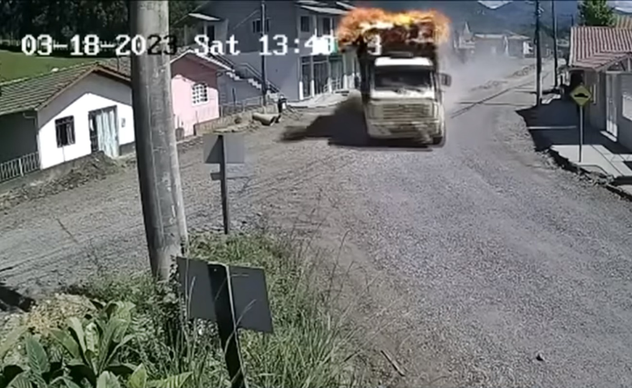 caminhão pegando fogo
