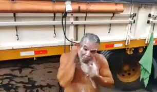 caminhoneiro tomando banho no caminhão